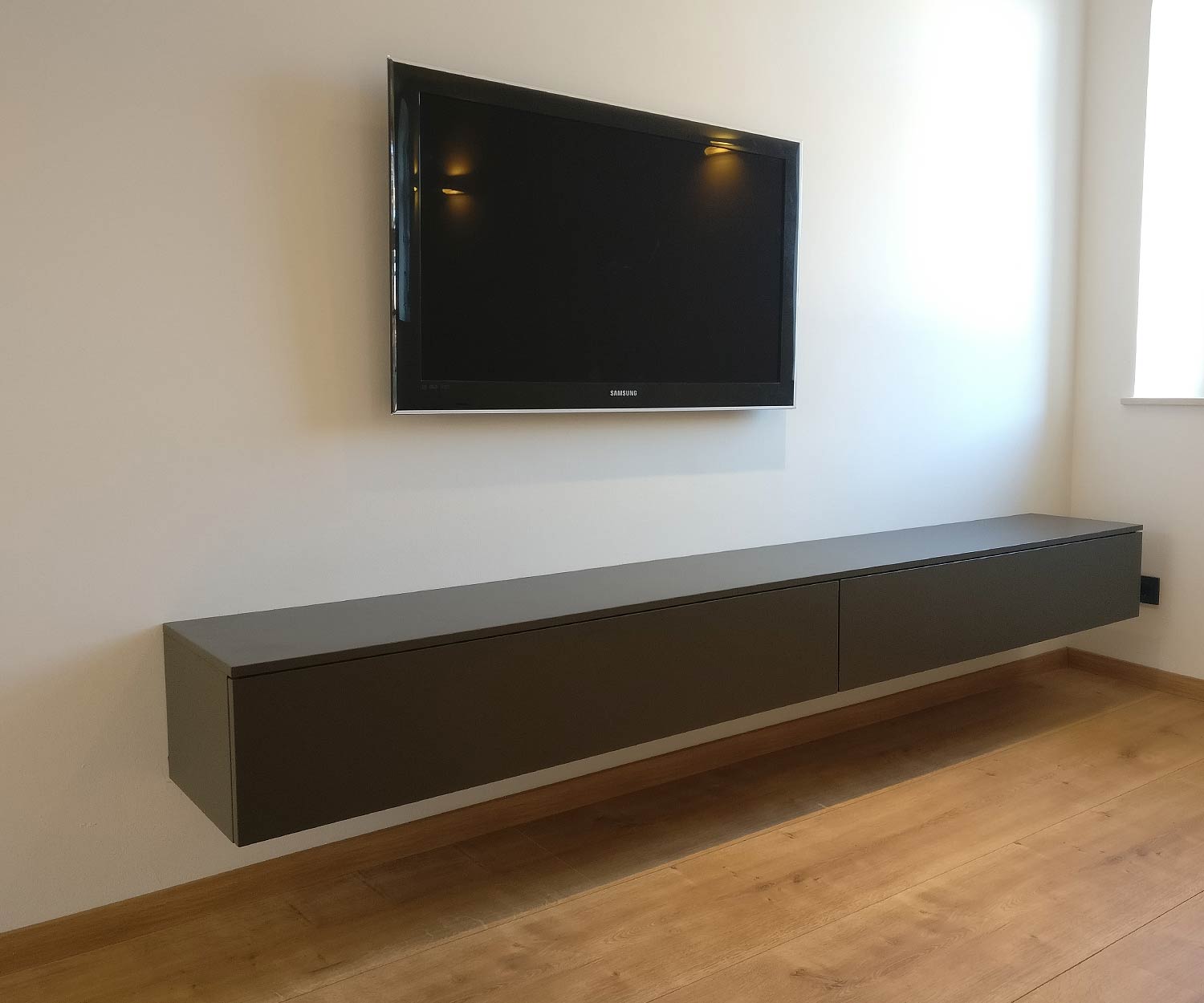 Wand design lowboard met wandhouder Wand design lowboard met wandhouder