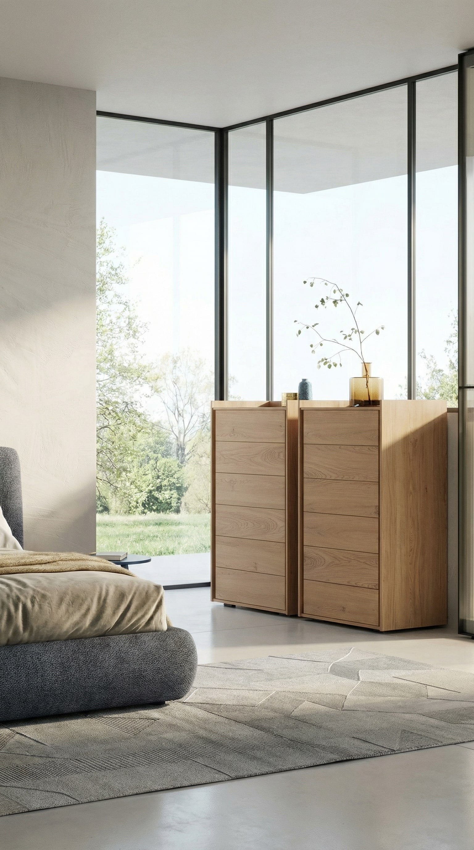 Lichte hoge ladekast van eikenhout in een modern ingerichte slaapkamer