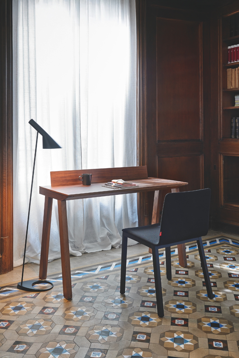 werkplek-met-elegant-houten-secretaire-eenvoudige-stoel-en-moderne-vloerlamp