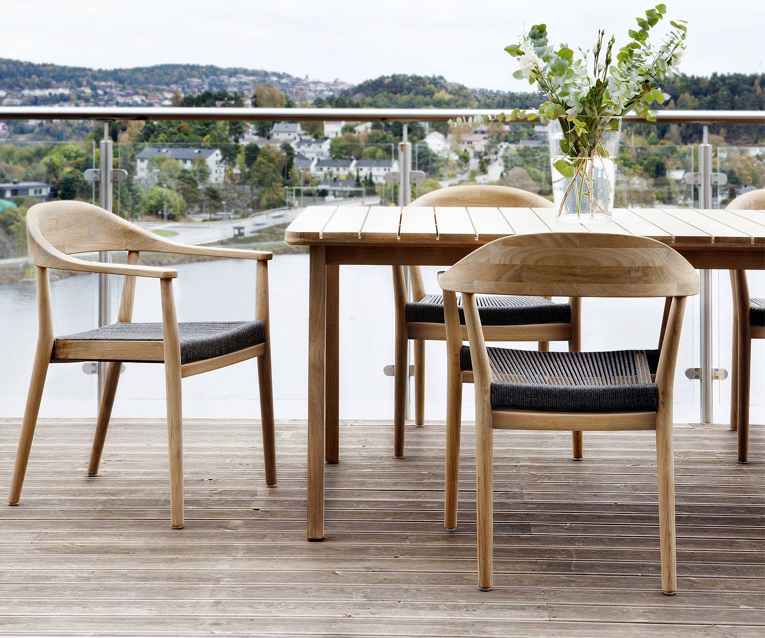 Hoogwaardige Oasiq Copenhagen designstoel met handgeweven zitting Hoogwaardige Oasiq Copenhagen designstoel met handgeweven zitting