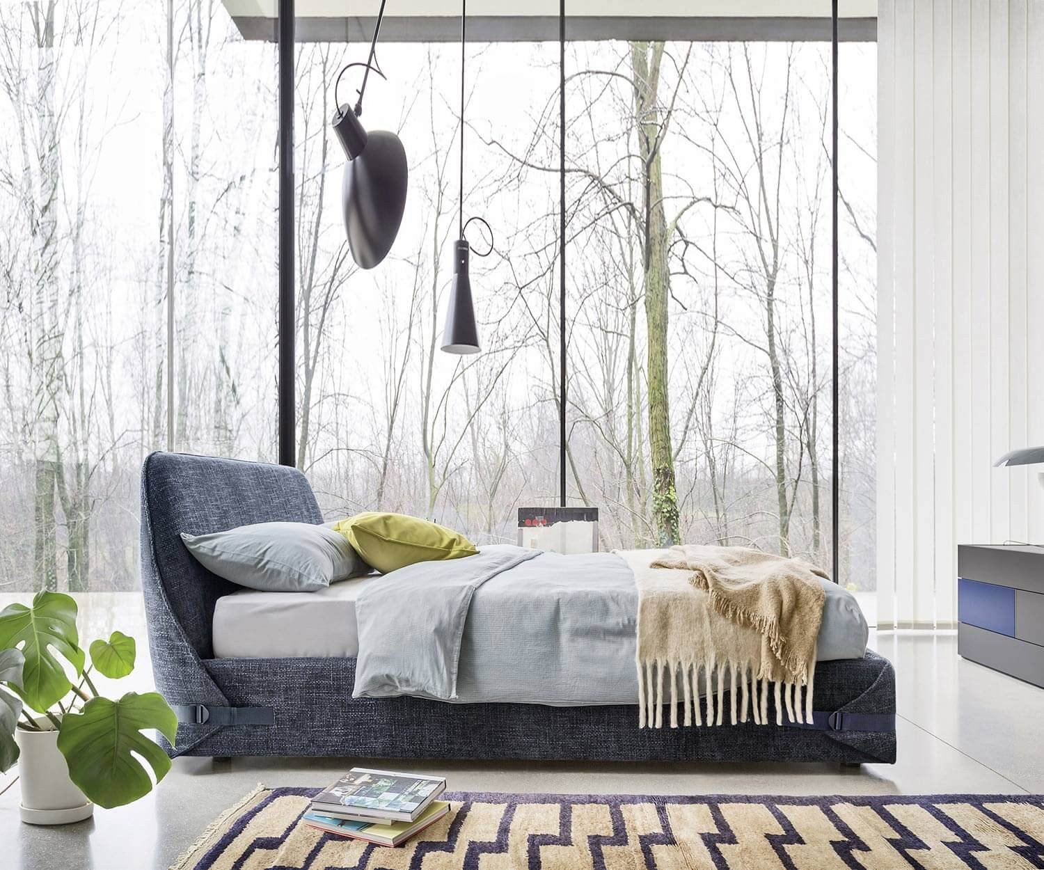 Exclusieve Novamobili Design bedlint in de slaapkamer met raam vooraan