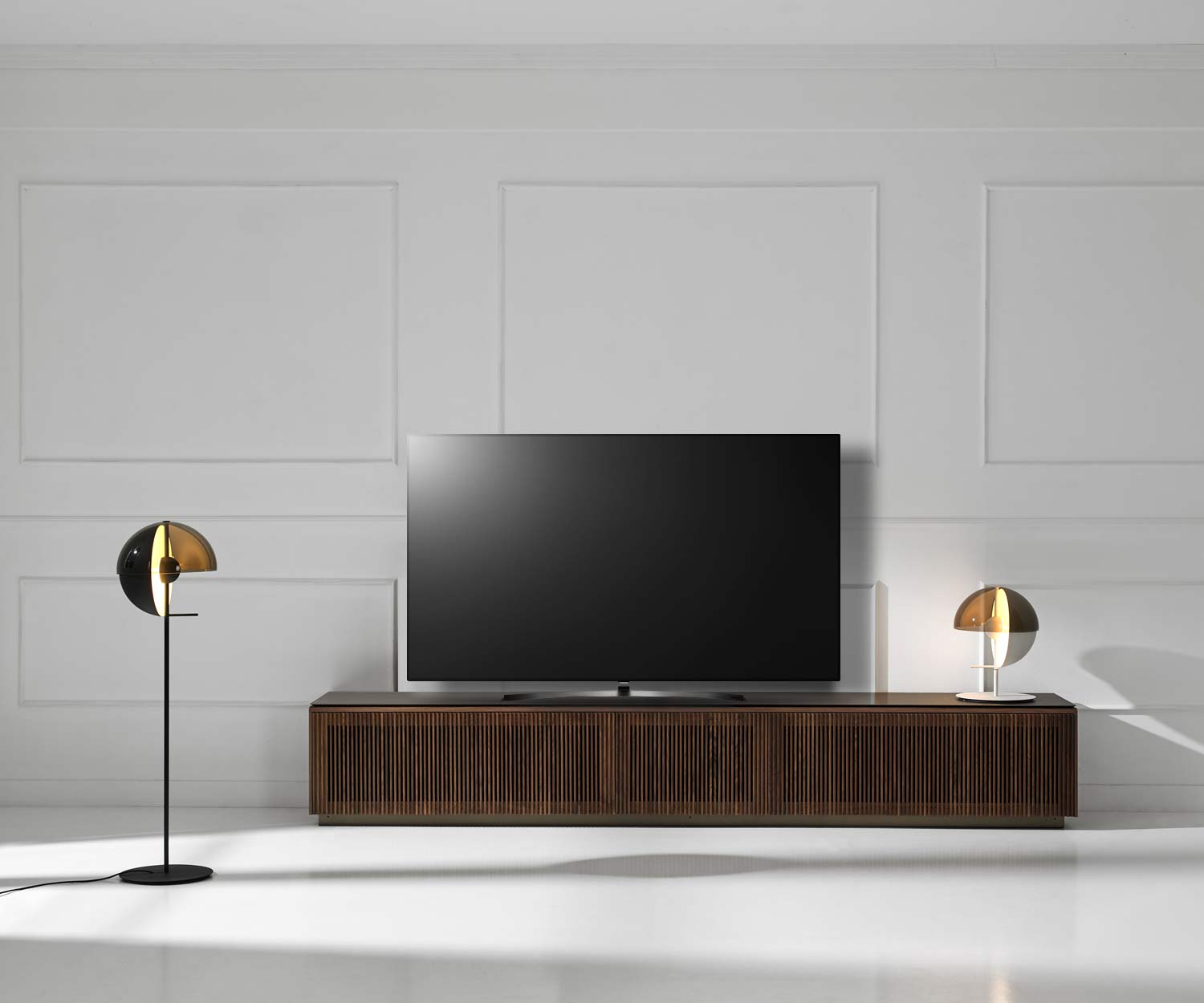 Punt Malmö Design TV design lowboard met TV afgewerkt met walnootfineer Punt Malmö Design TV design lowboard met TV afgewerkt met walnootfineer