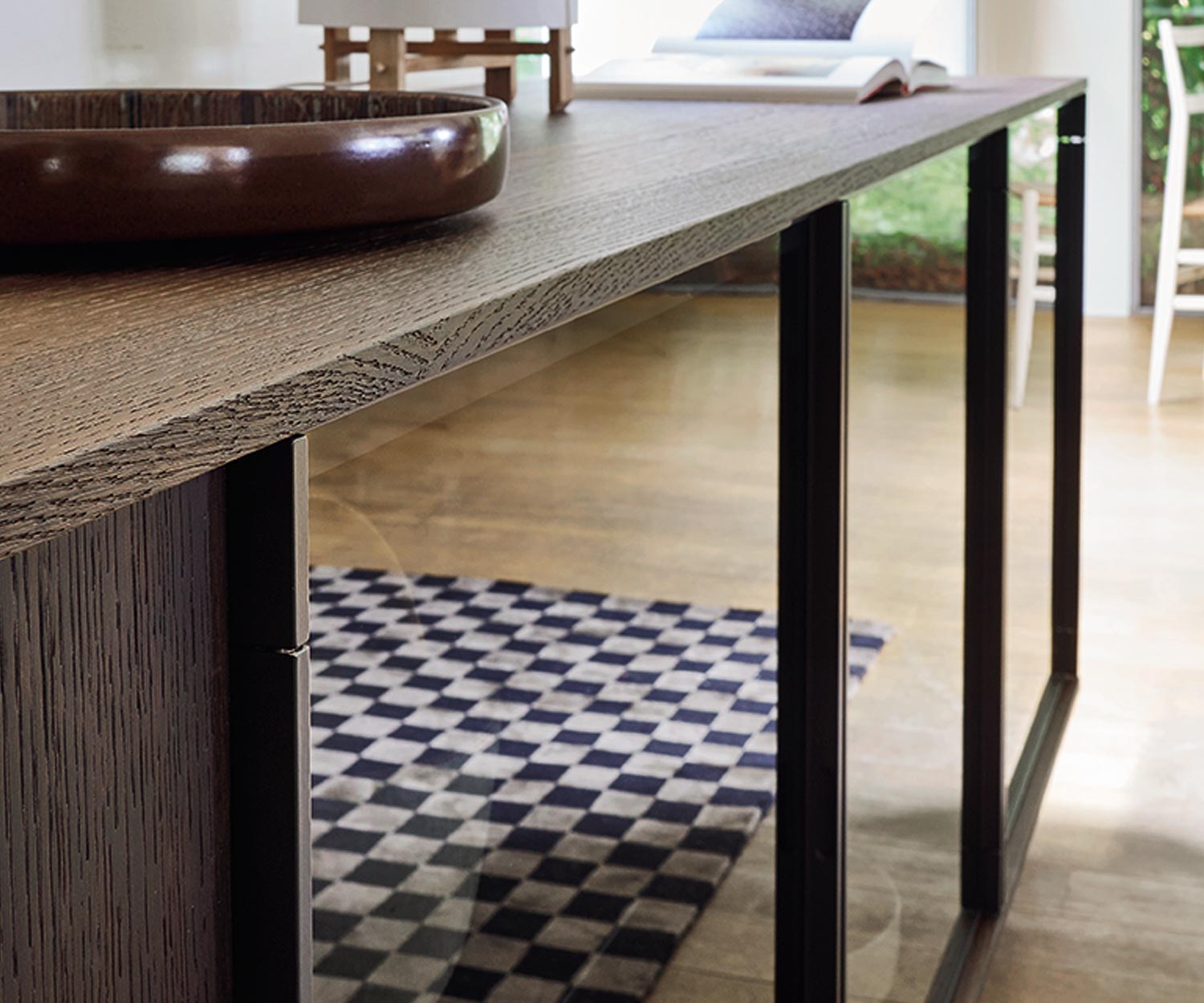 Modern Livitalia Glazen design dressoir Scrigno in detail de handgrepen Modern Livitalia Glazen design dressoir Scrigno in detail de handgrepen