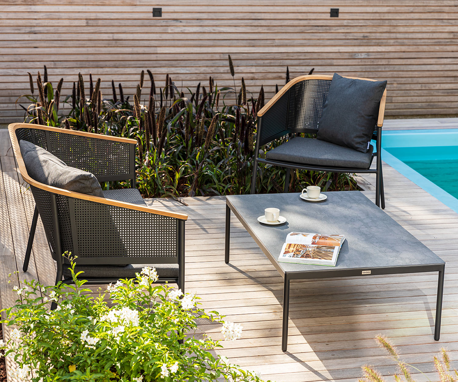 Hoge kwaliteit Oasiq Riad fauteuil voor in de tuin met bijzettafel bij het zwembad Hoge kwaliteit Oasiq Riad fauteuil voor in de tuin met bijzettafel bij het zwembad