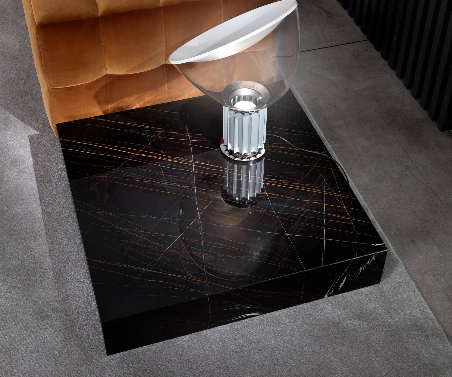 Hoogwaardige Thor salontafel van Marelli met Sahara zwart marmer op het blad