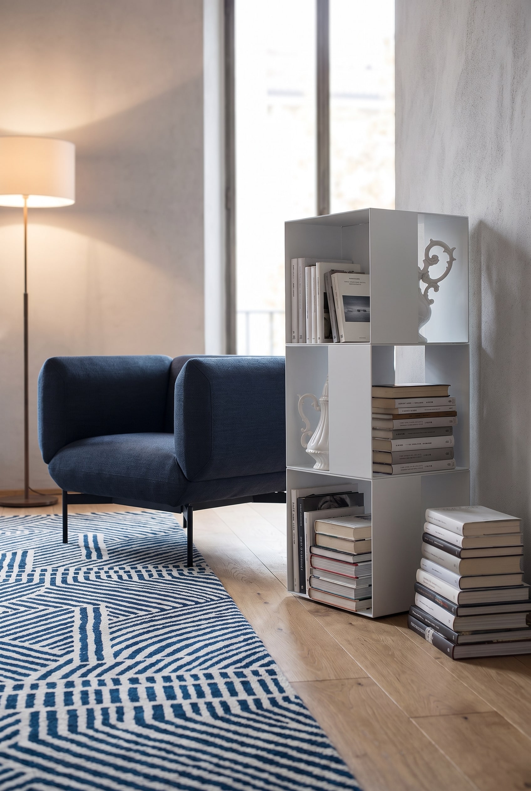 Moderne Leseecke mit Sessel und Regal