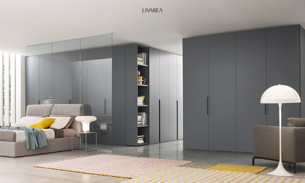 Grote kledingkast voor slaapkamer met donkergrijze gelakte draaideuren en open vakkenkast Grote kledingkast voor slaapkamer met donkergrijze gelakte draaideuren en open vakkenkast