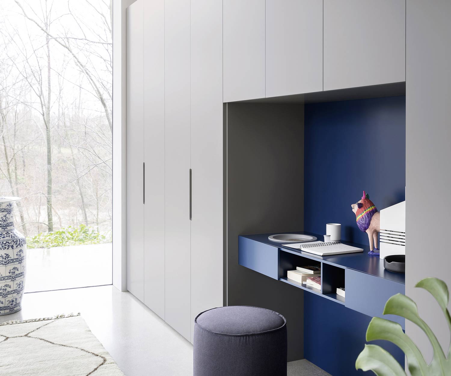 Moderne kinderkamerkast Vico met bureau in blauw Moderne kinderkamerkast Vico met bureau in blauw