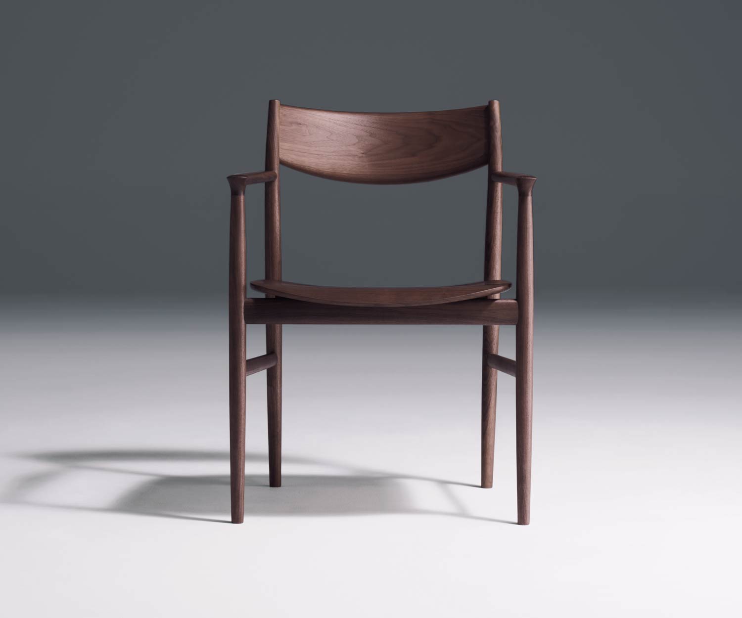 Hoogwaardige Conde House Kamuy design fauteuil in massief walnoothout Hoogwaardige Conde House Kamuy design fauteuil in massief walnoothout