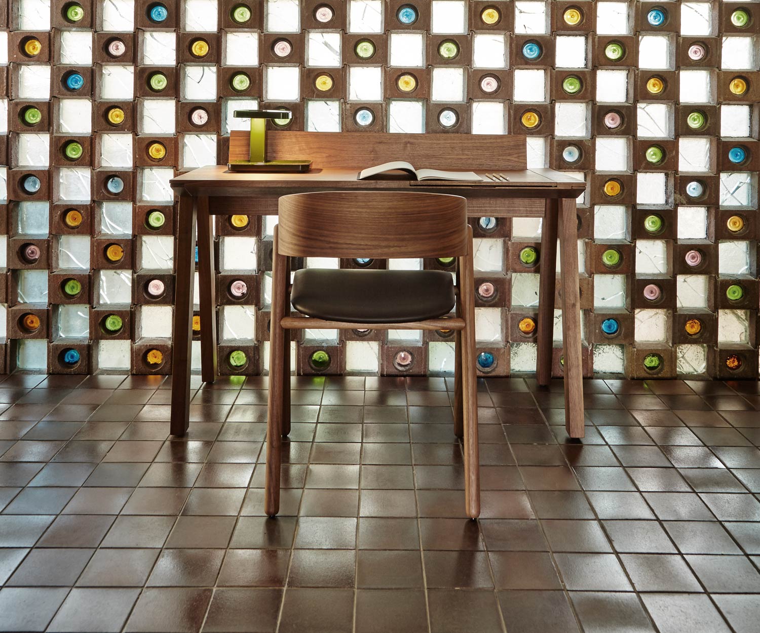 Punt Mava walnoot design stoel massief frame zitting rugleuning gefineerd Punt Mava walnoot design stoel massief frame zitting rugleuning gefineerd