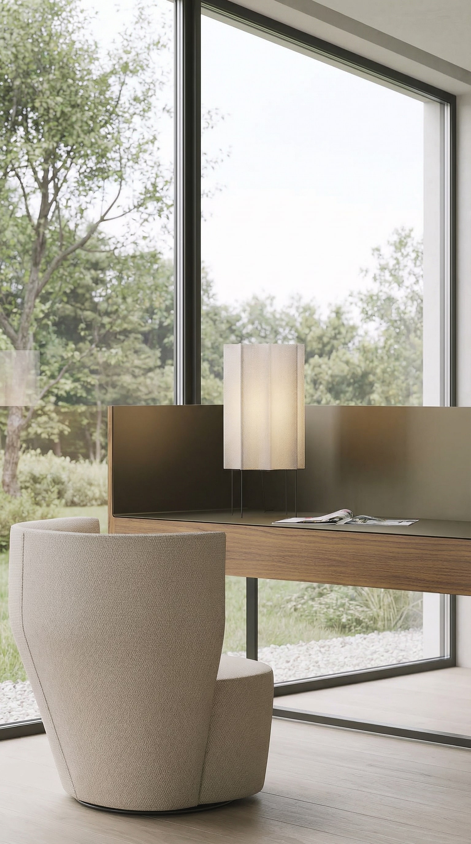 Punt Velasca lamp op een elegant bureau in het thuiskantoor. Punt Velasca lamp op een elegant bureau in het thuiskantoor.