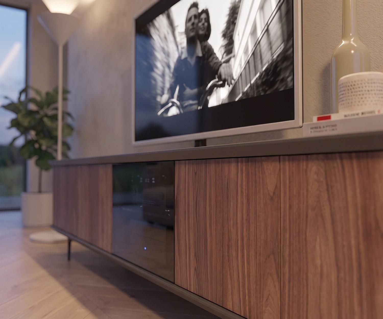 Ozzio Brera TV-mediadressoir van walnoot met rookglasdeur in een modern interieur.