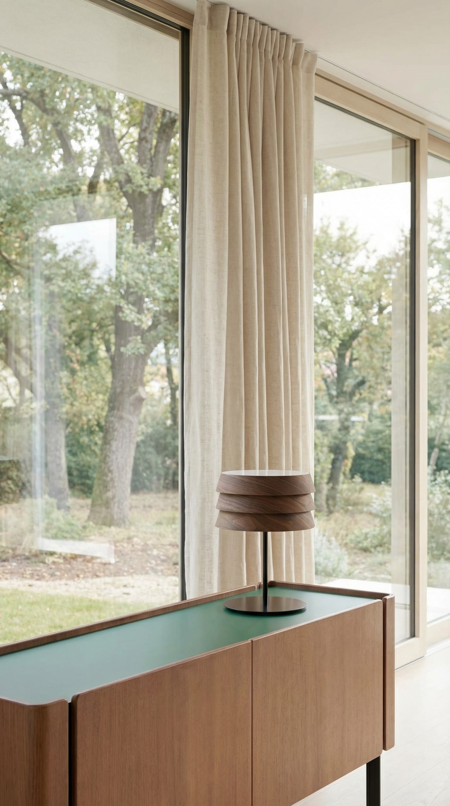 Punt Sussex lamp met houten lamellen op een modern dressoir.