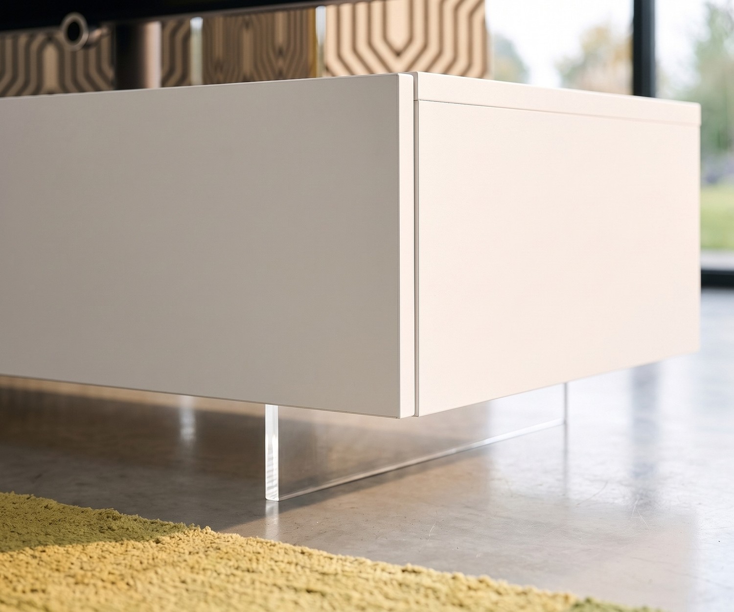 Transparante tv-sokkel Livitalia onder een wit dressoir voor een zwevend effect in een moderne woonkamer.