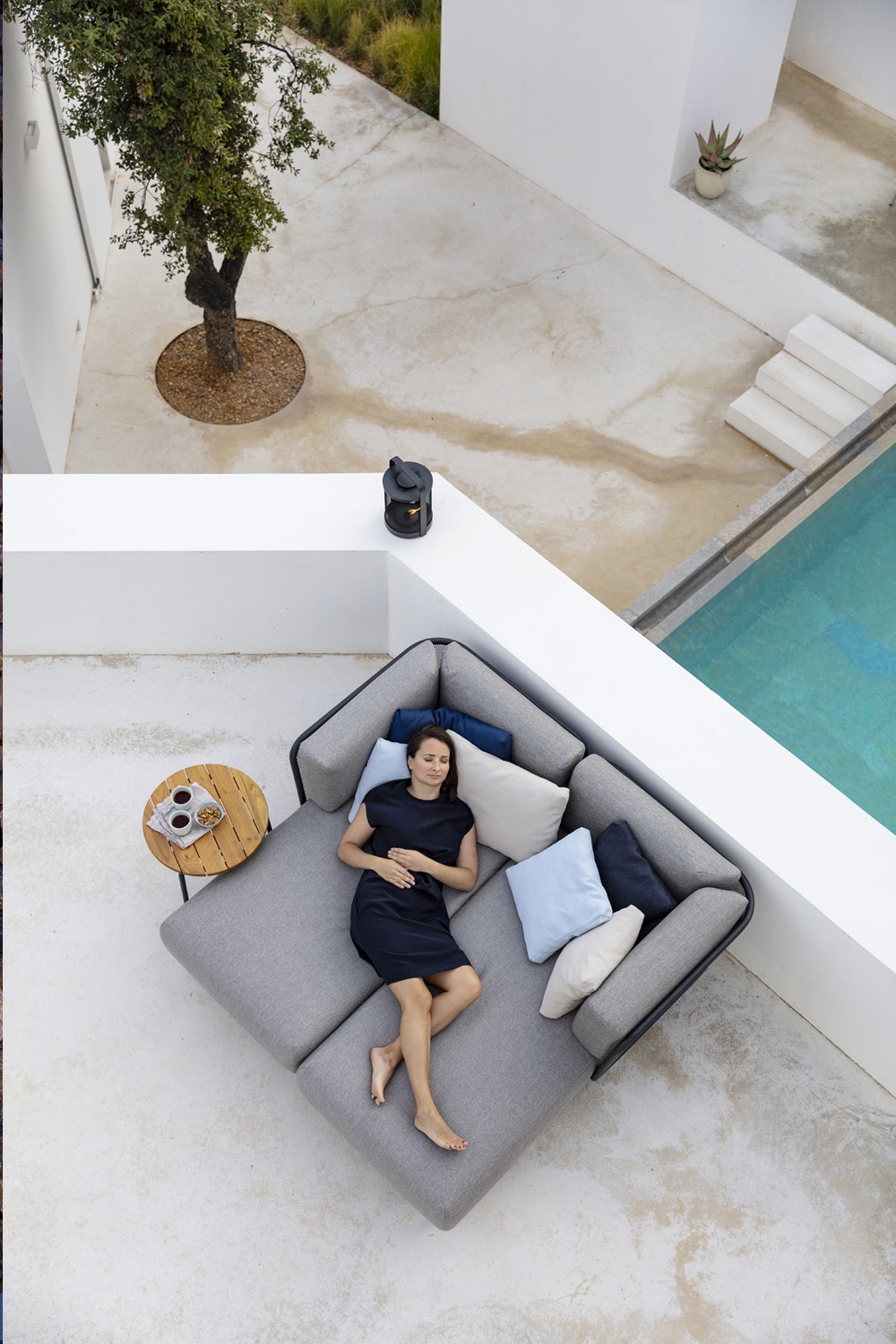 twee-zits-chaiselongue-met-kleine-bijzettafel