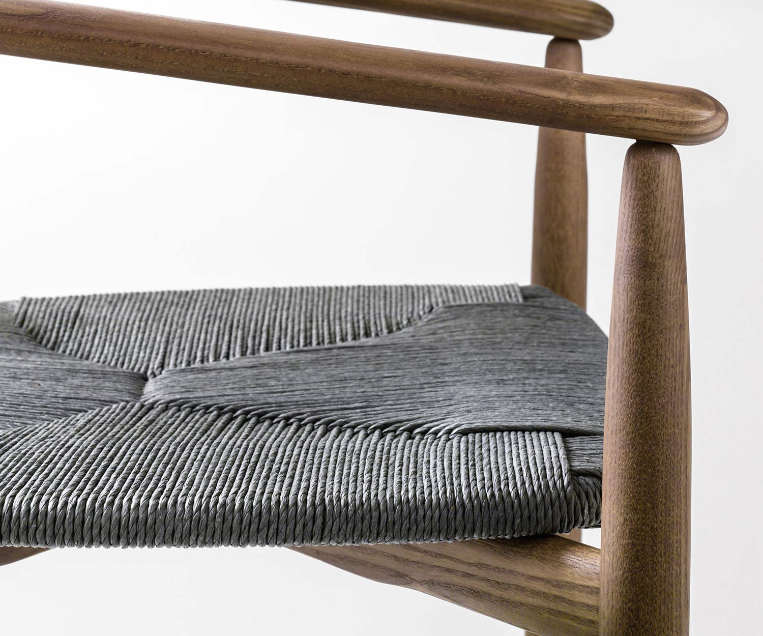 Novamobili Stoel van roze walnoot Zitting van riet Grafiet detail Novamobili Stoel van roze walnoot Zitting van riet Grafiet detail