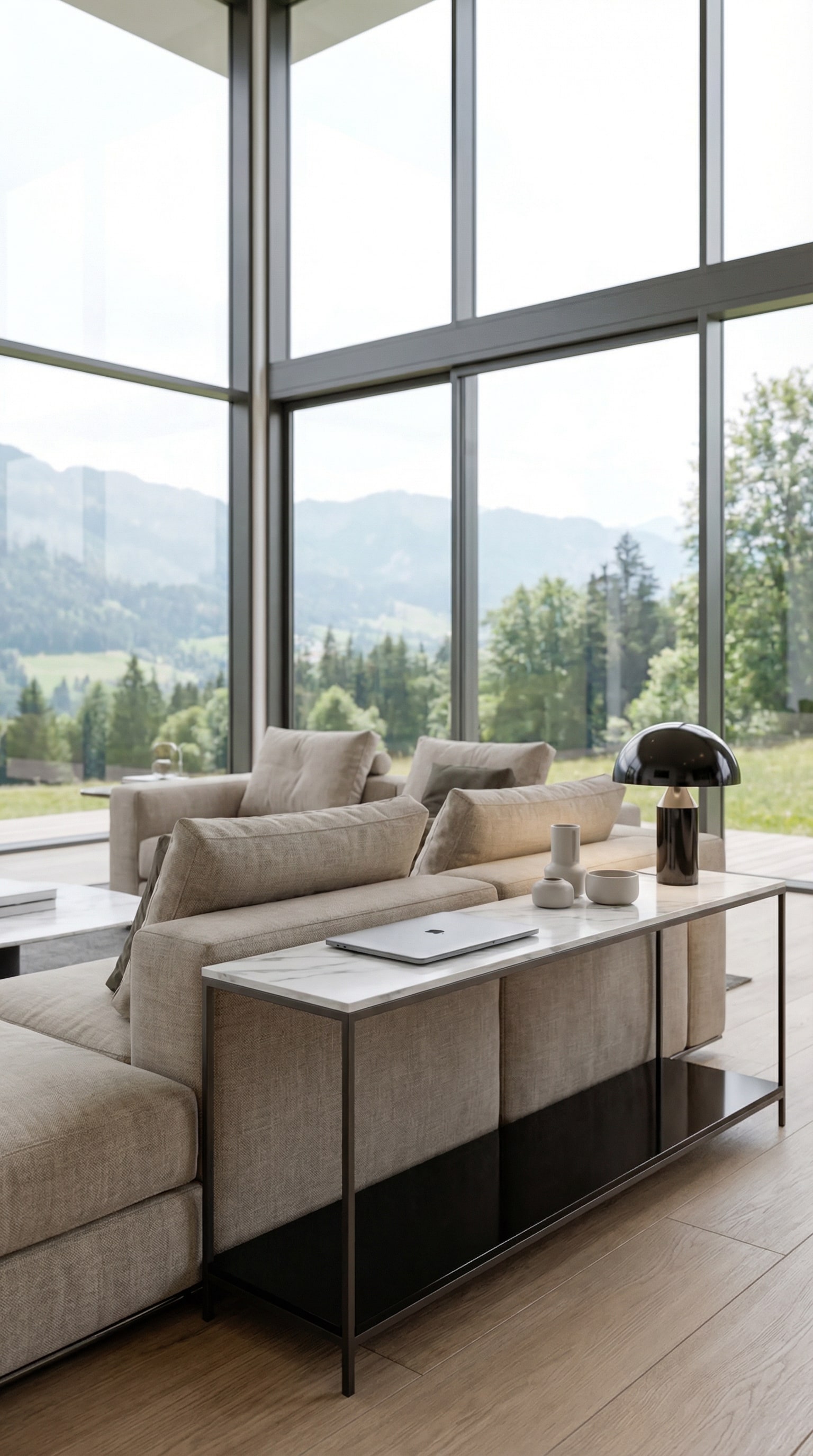 De platte Marelli console Frame geplaatst achter een vrijstaand designbank in een lichte woonruimte.