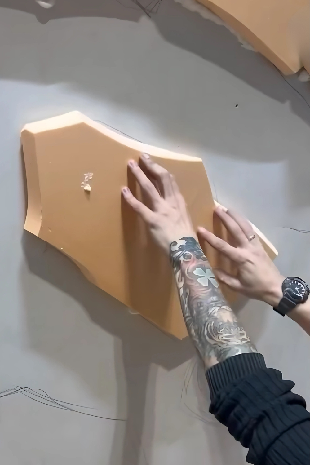 voorbereide-styrodurdelen-op-de-woonkamerwand-plakken