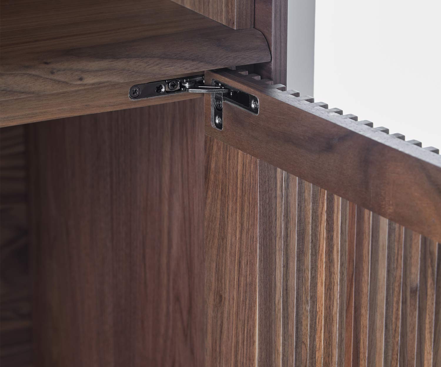 Design highboard Punt Malmö Detailaanzicht van het beslag met geopende lattendeur Design highboard Punt Malmö Detailaanzicht van het beslag met geopende lattendeur