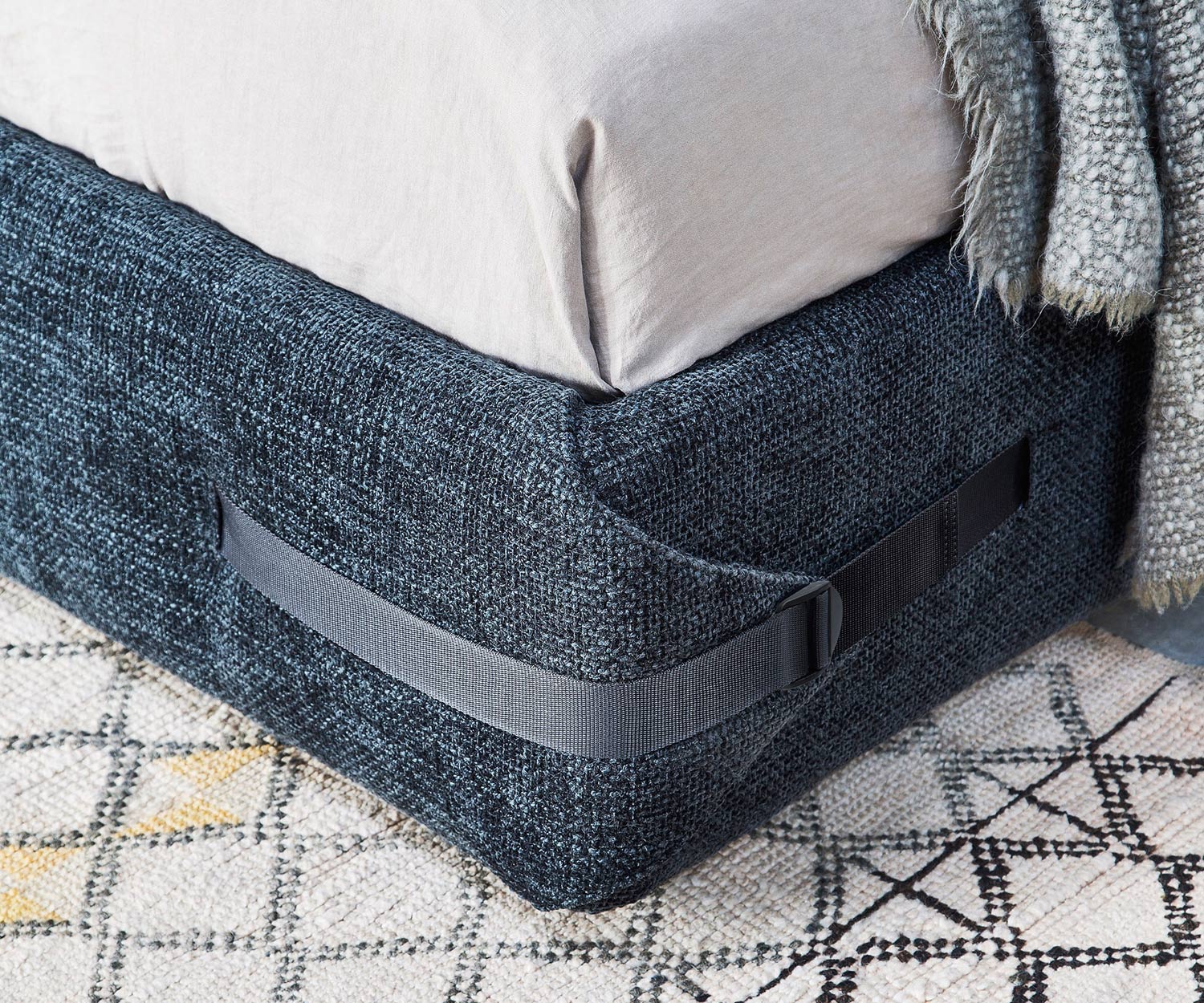 Modern Novamobili bedlint met linten rond het frame Modern Novamobili bedlint met linten rond het frame