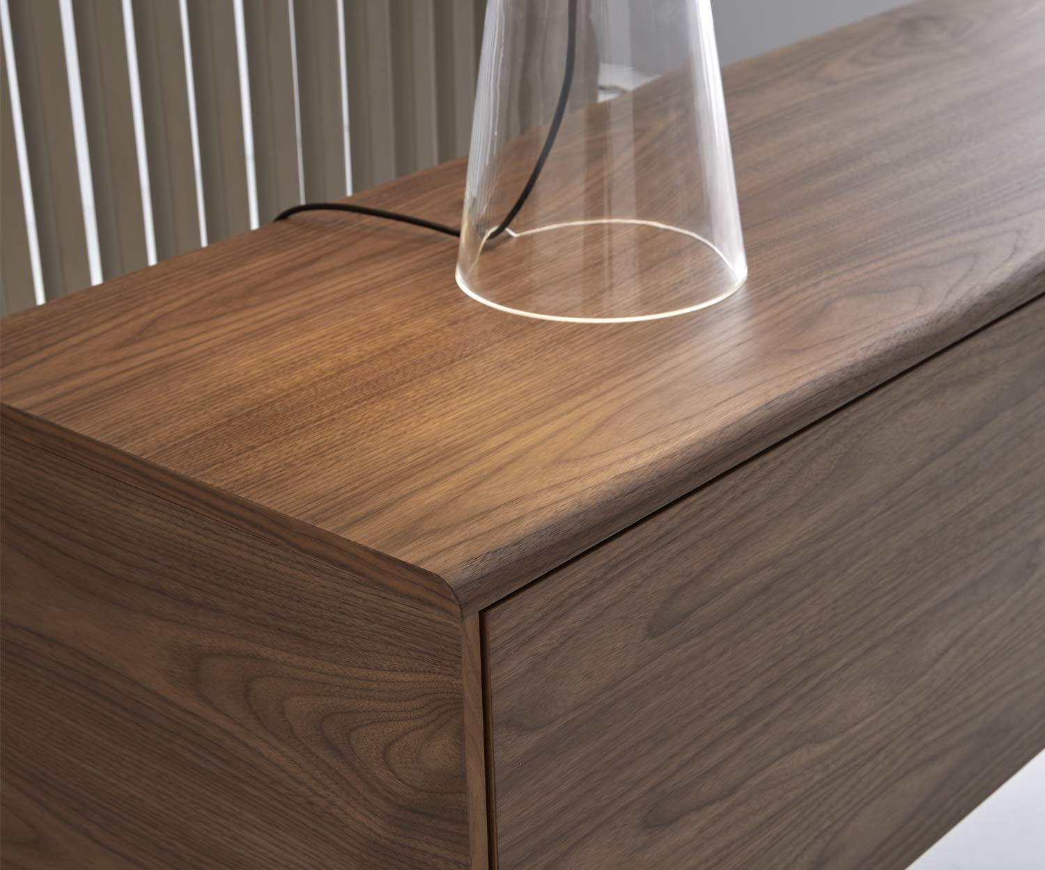 Exclusief design buffetblad met afgeronde rand in walnoot Exclusief design buffetblad met afgeronde rand in walnoot