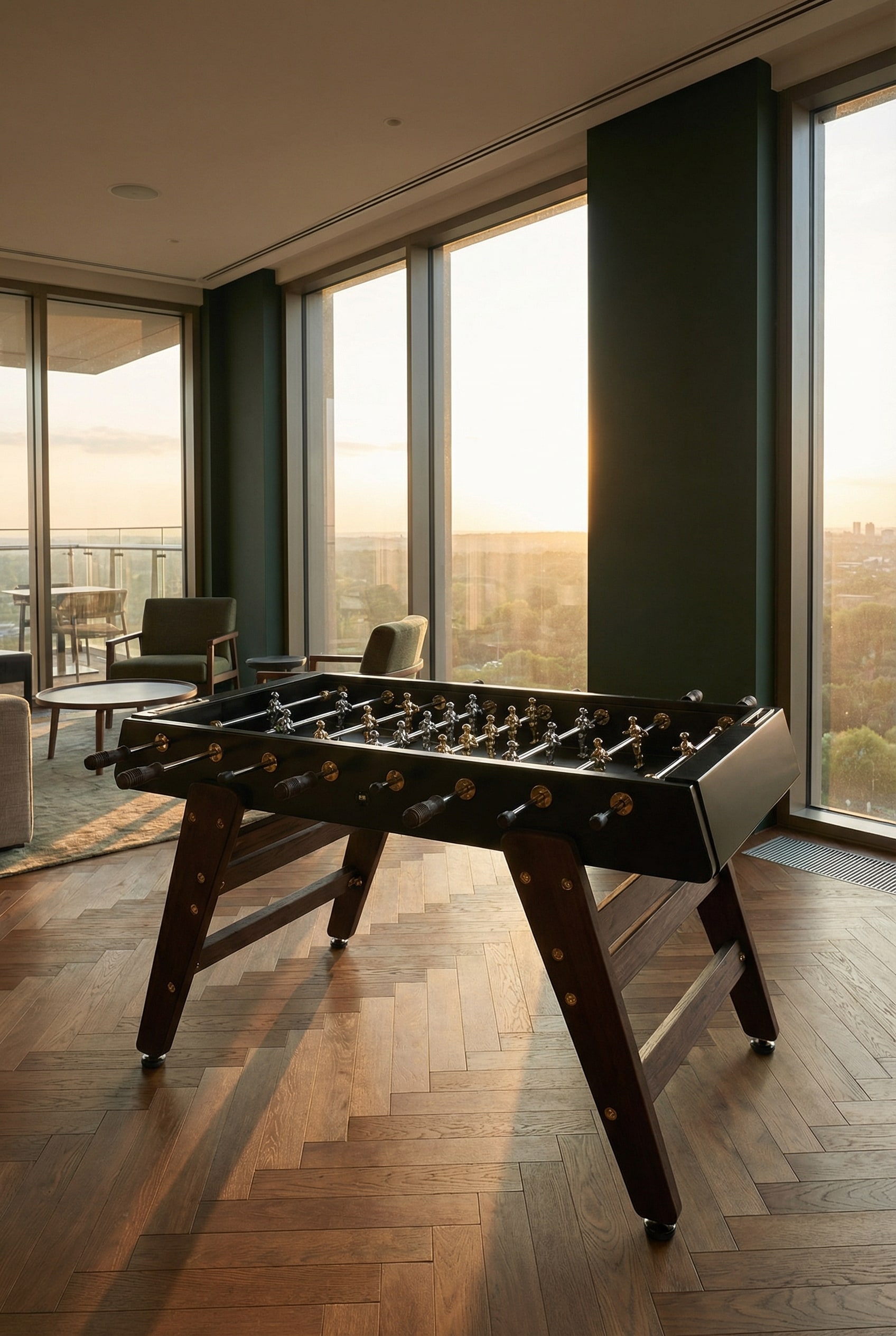 Luxe tafelvoetbaltafel met gouden accenten in een elegante lounge met diepblauwe muren en zacht avondlicht. Luxe tafelvoetbaltafel met gouden accenten in een elegante lounge met diepblauwe muren en zacht avondlicht.
