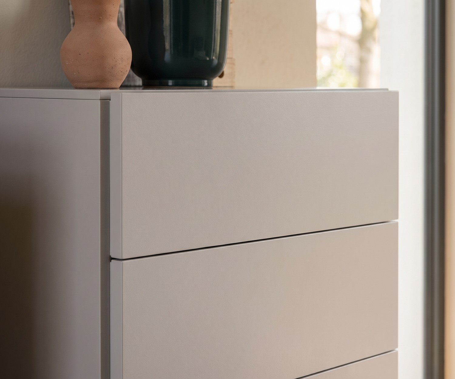 Novamobili Easy hoge ladekast voor de slaapkamer in modern mat beige, greeploos design.
