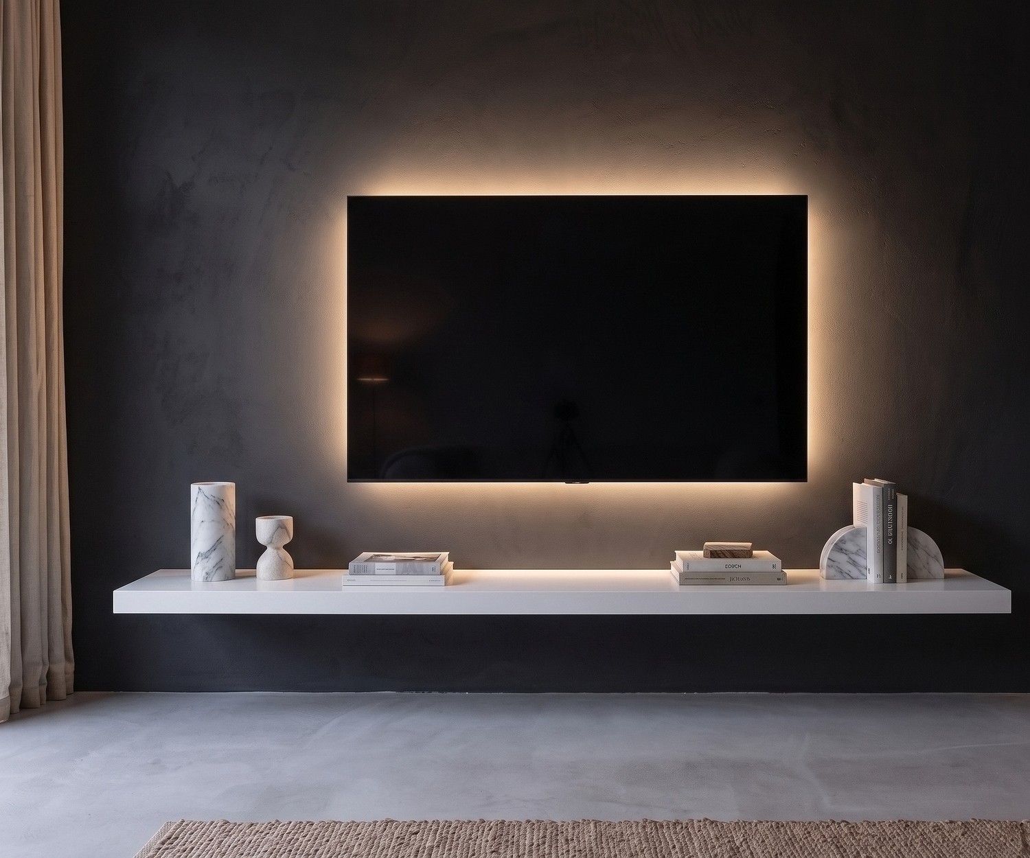 Livitalia zwevende tv-wandplank in wit onder een televisie, minimalistisch modern woonkamerontwerp.
