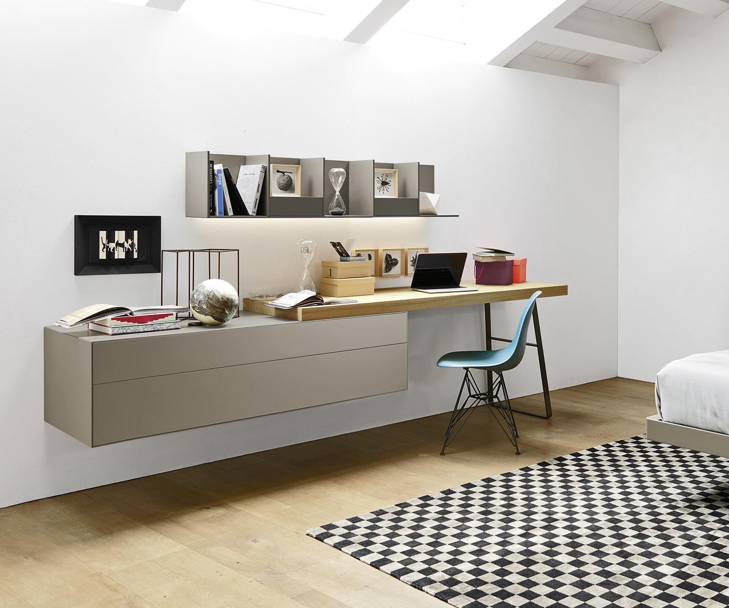 Ecletto hangcommode van Livitalia schuin zicht lichtgrijze romp Ecletto hangcommode van Livitalia schuin zicht lichtgrijze romp