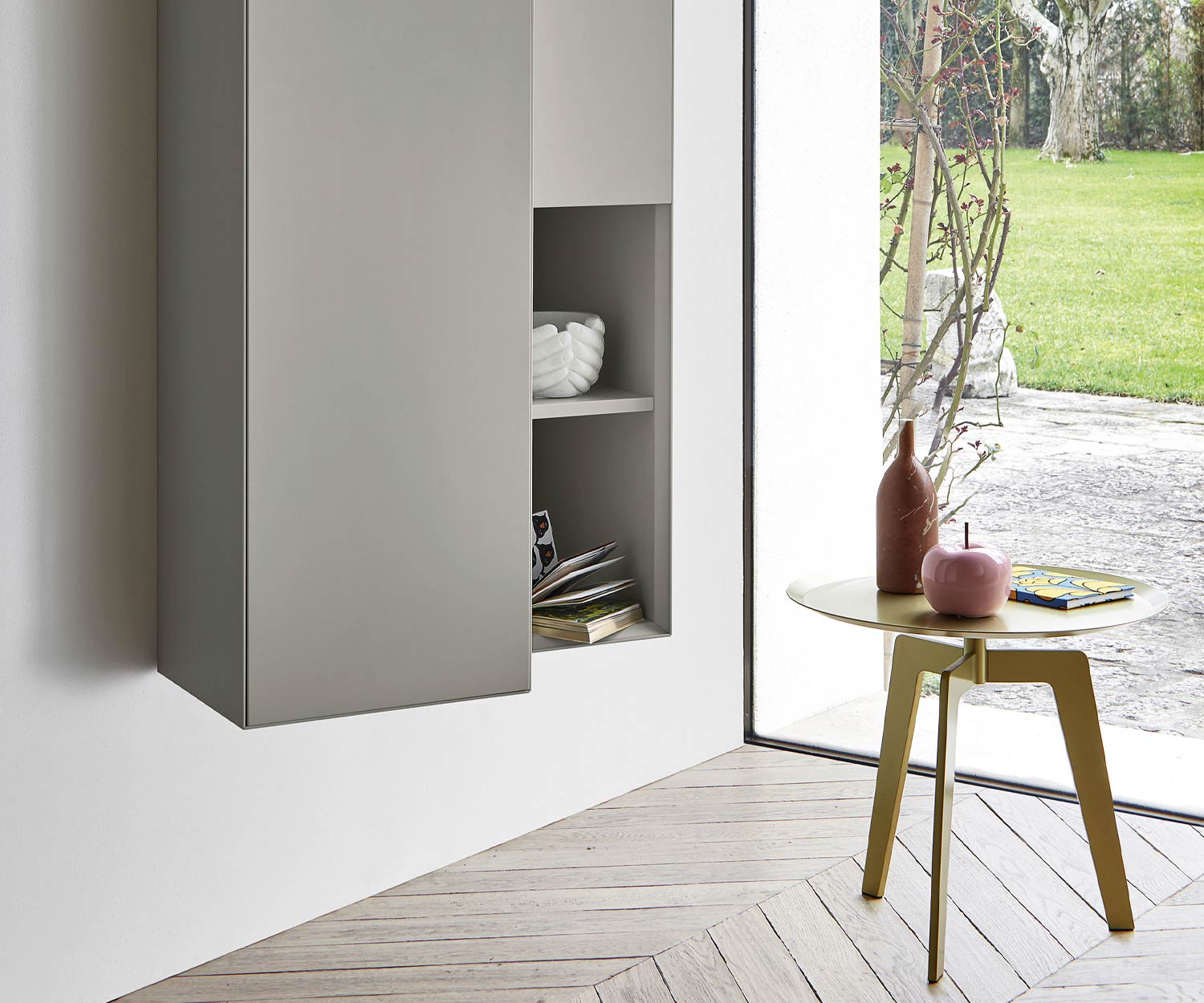 Goud gelakt Livitalia Lotus tafel op drie poten met legplank Goud gelakt Livitalia Lotus tafel op drie poten met legplank