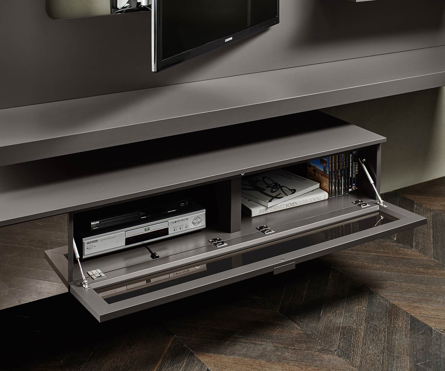 Hoogwaardige Livitalia Design hangelement C54 in detail met infrarood vouwdeur Hoogwaardige Livitalia Design hangelement C54 in detail met infrarood vouwdeur