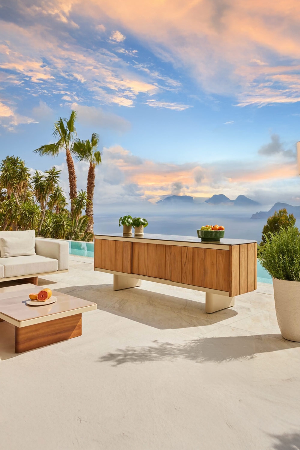 outdoor-dressoir-van-teakhout-en-keramiek-op-een-licht-ingericht-terras