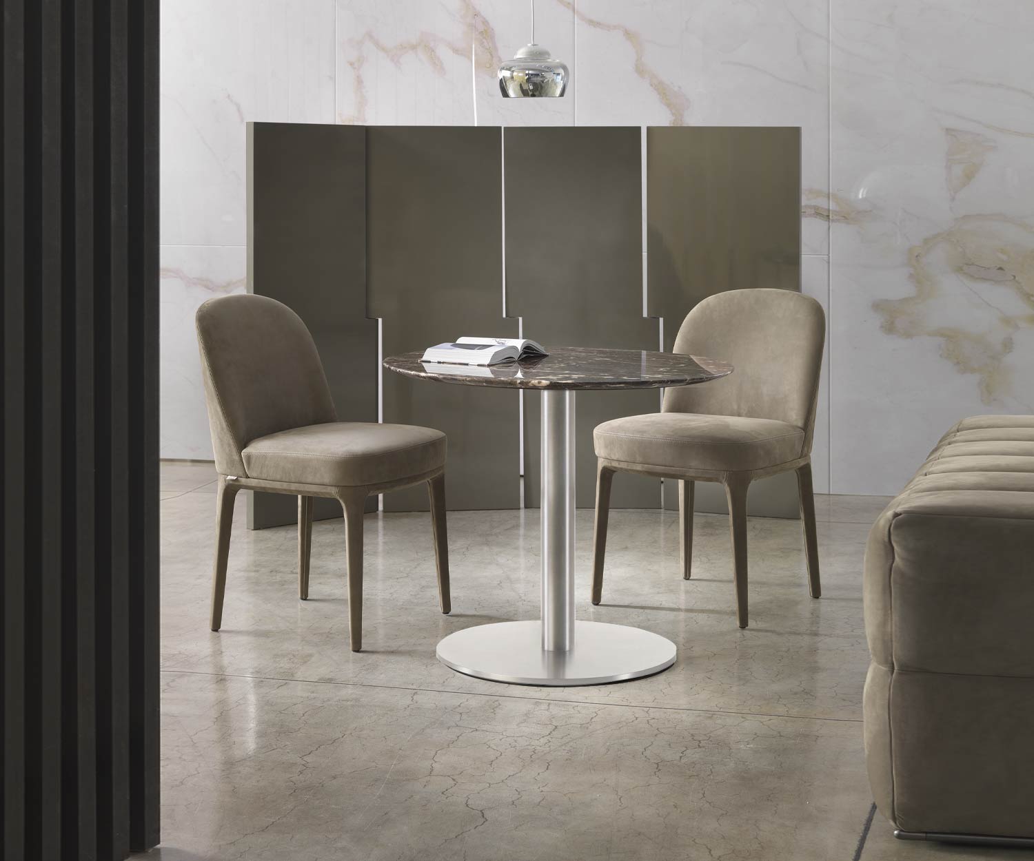 Hoogwaardige Marelli Break design eettafel met metalen onderstel Hoogwaardige Marelli Break design eettafel met metalen onderstel