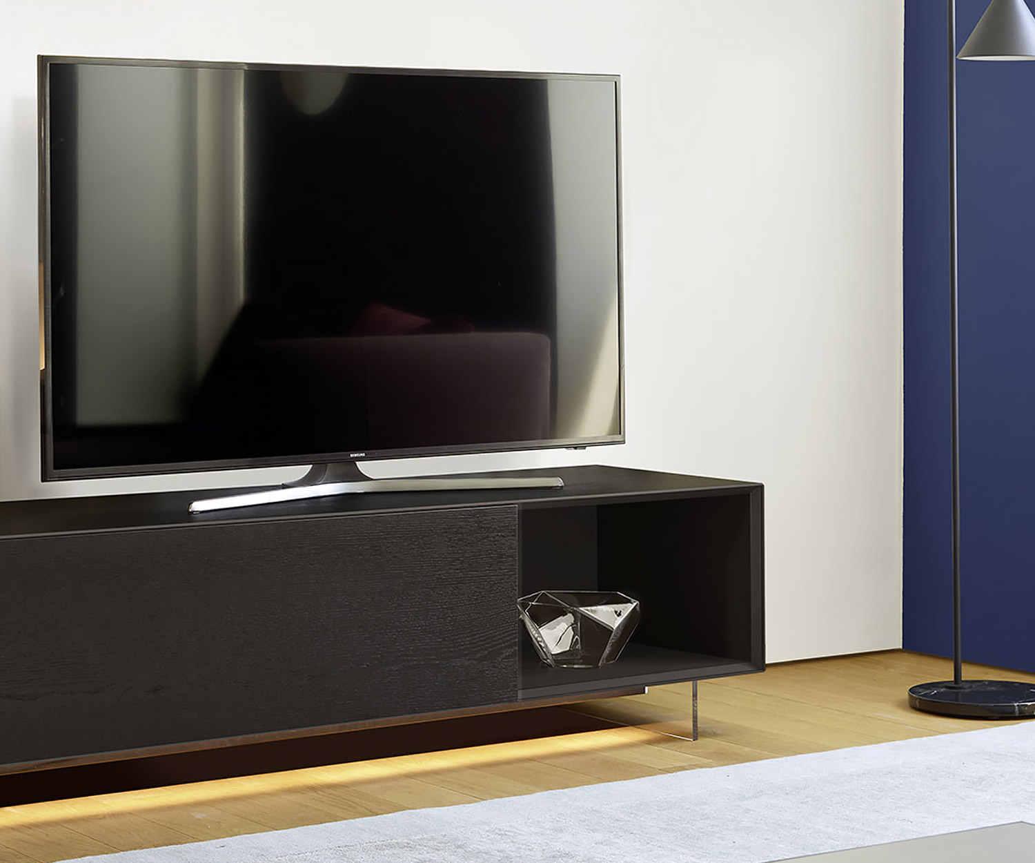 Hoogwaardig wandmeubel C08 in Livitalia Design voor de vloer in detail open kast zwart mat gelakt Hoogwaardig wandmeubel C08 in Livitalia Design voor de vloer in detail open kast zwart mat gelakt