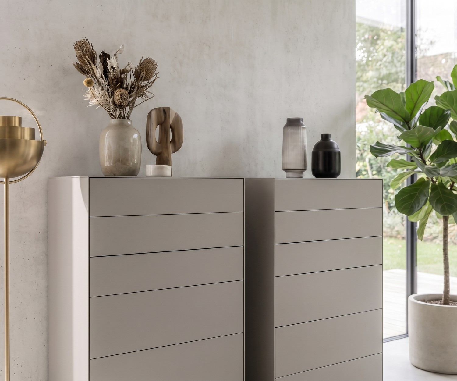 Livitalia Ecletto hoge ladenkast in de slaapkamer, lichtgrijze design commode met greeploze laden.