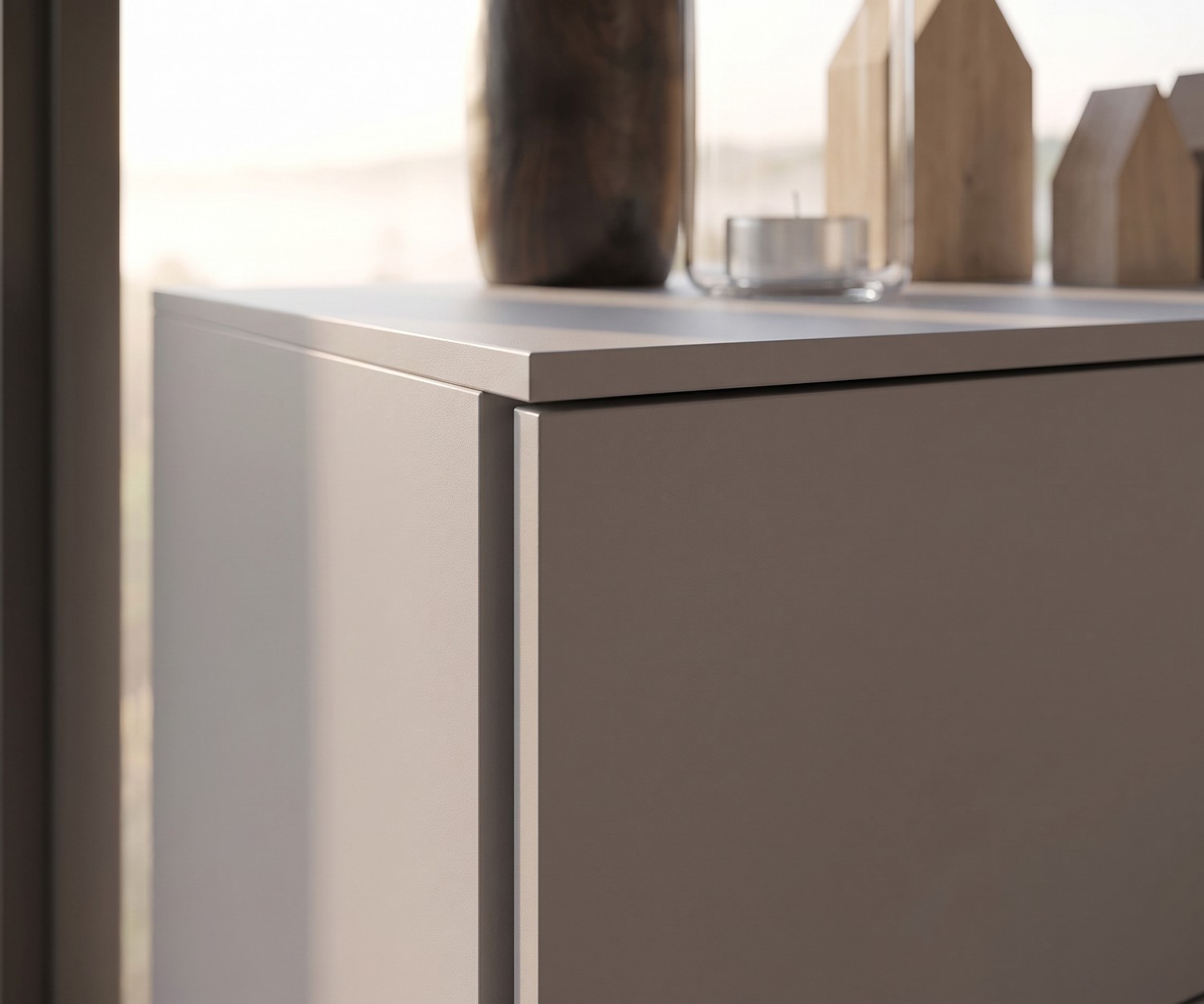 Livitalia Atena ladekast voor slaapkameropslag voor een groot panoramavenster in een moderne, minimalistische stijl.