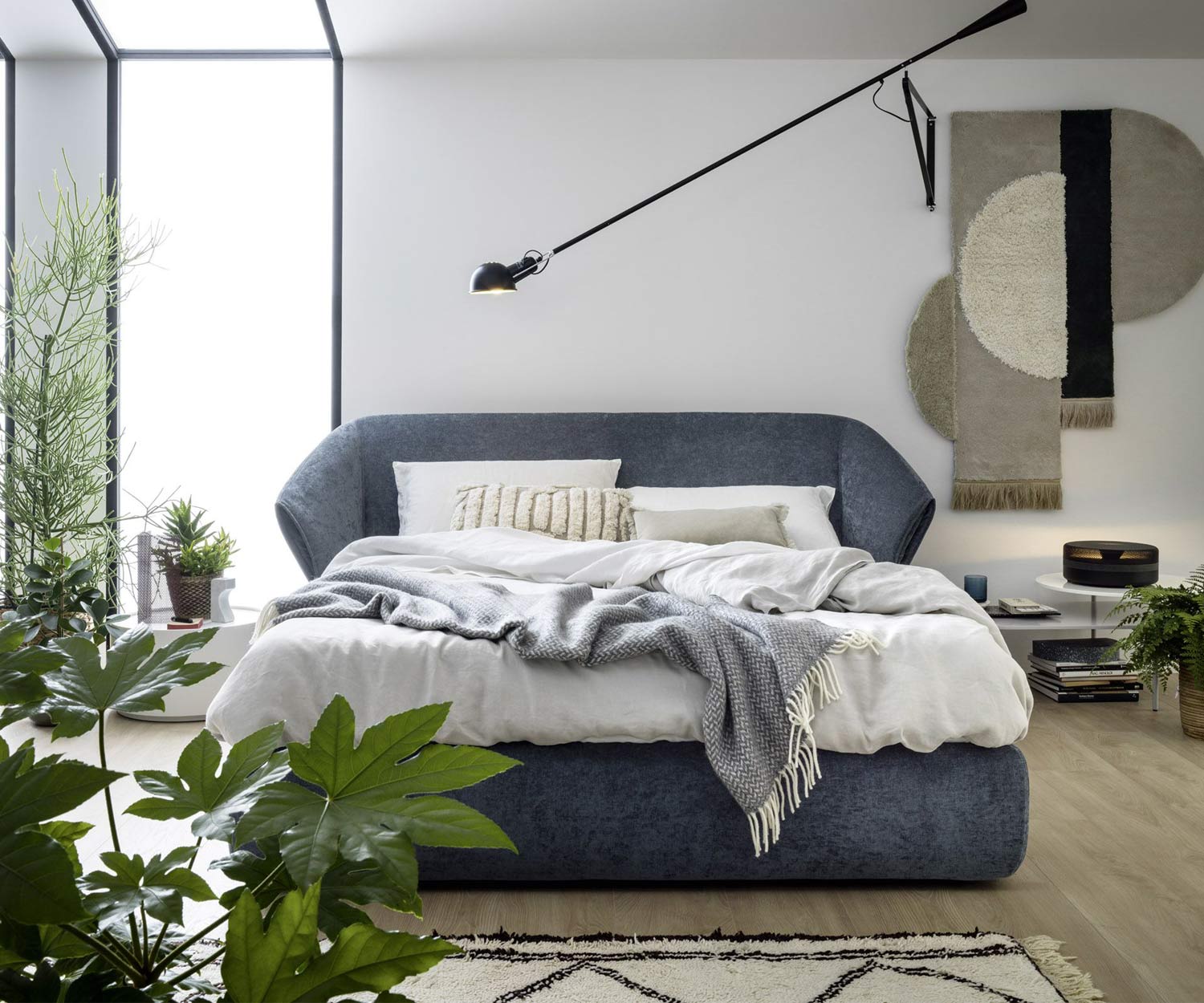 Exclusief Novamobili Gestoffeerd bed Verberg grijze stoffen bekleding in de slaapkamer Exclusief Novamobili Gestoffeerd bed Verberg grijze stoffen bekleding in de slaapkamer