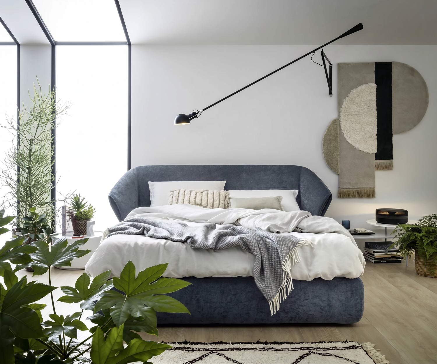 Exclusief Novamobili Gestoffeerd bed Verberg grijze stoffen bekleding in de slaapkamer Exclusief Novamobili Gestoffeerd bed Verberg grijze stoffen bekleding in de slaapkamer