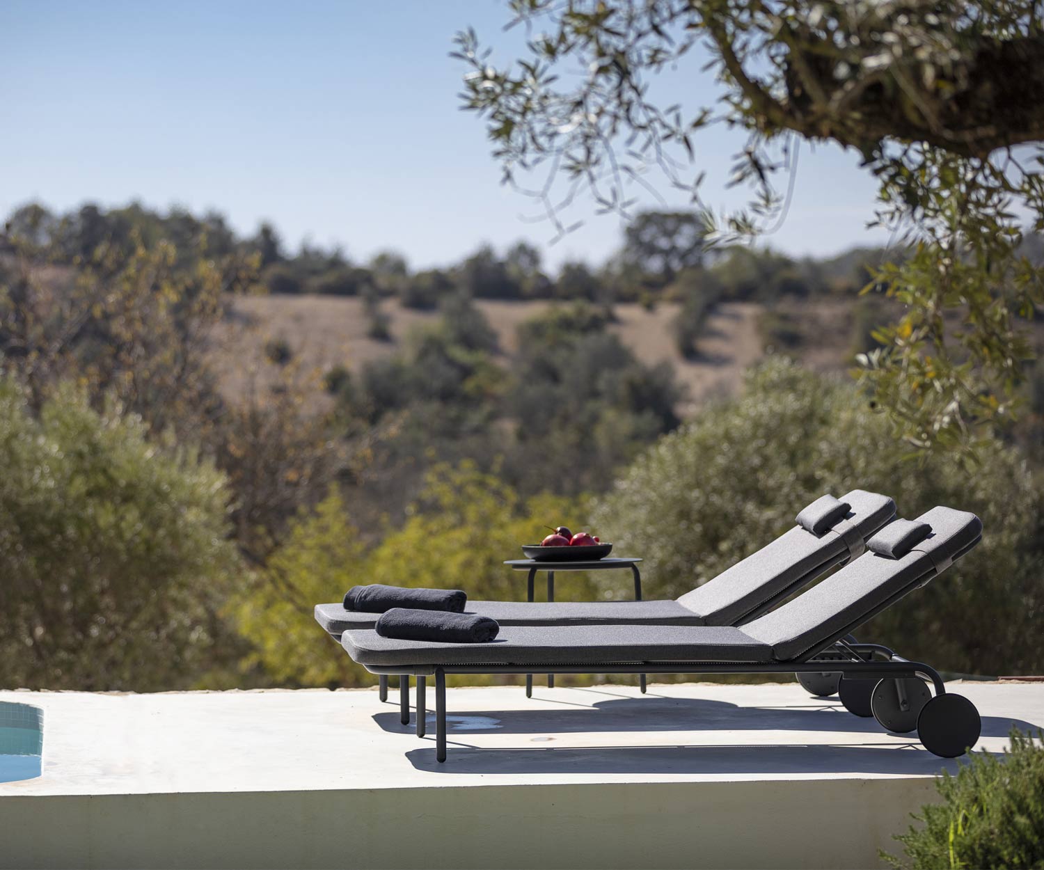 Hoogwaardige Todus Starling design ligstoel met optioneel hoofdkussen in wit Hoogwaardige Todus Starling design ligstoel met optioneel hoofdkussen in wit