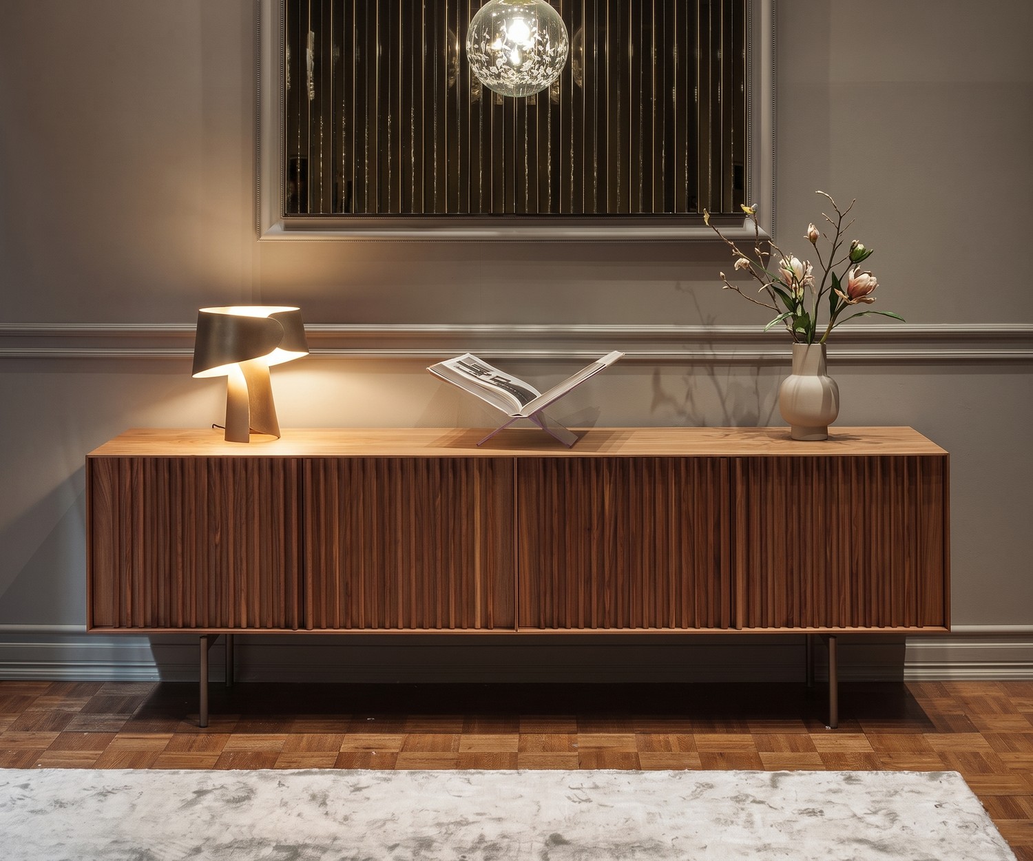 Exclusieve woonkamer design buffetkast op poten in walnoot met louvre deuren