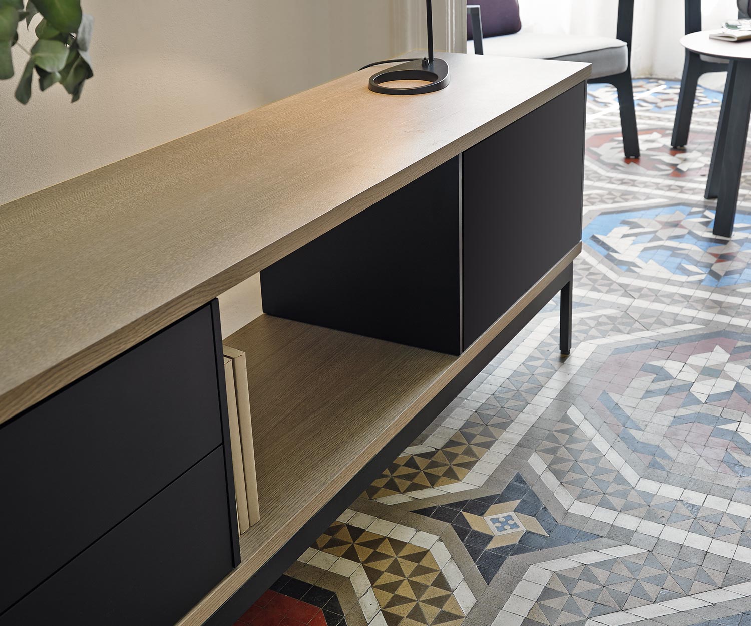 Hoogwaardig open dressoir Punt Latten in beige eikenfineer Hoogwaardig open dressoir Punt Latten in beige eikenfineer