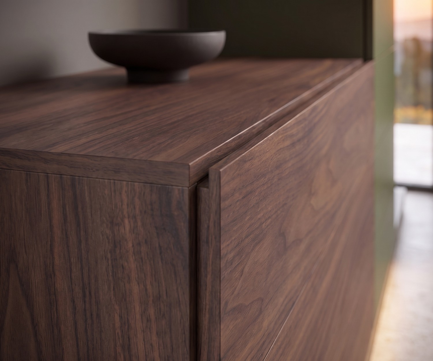 Novamobili Easy 9 design ladekast voor de slaapkamer van walnoothout met een greeploos, minimalistisch design.