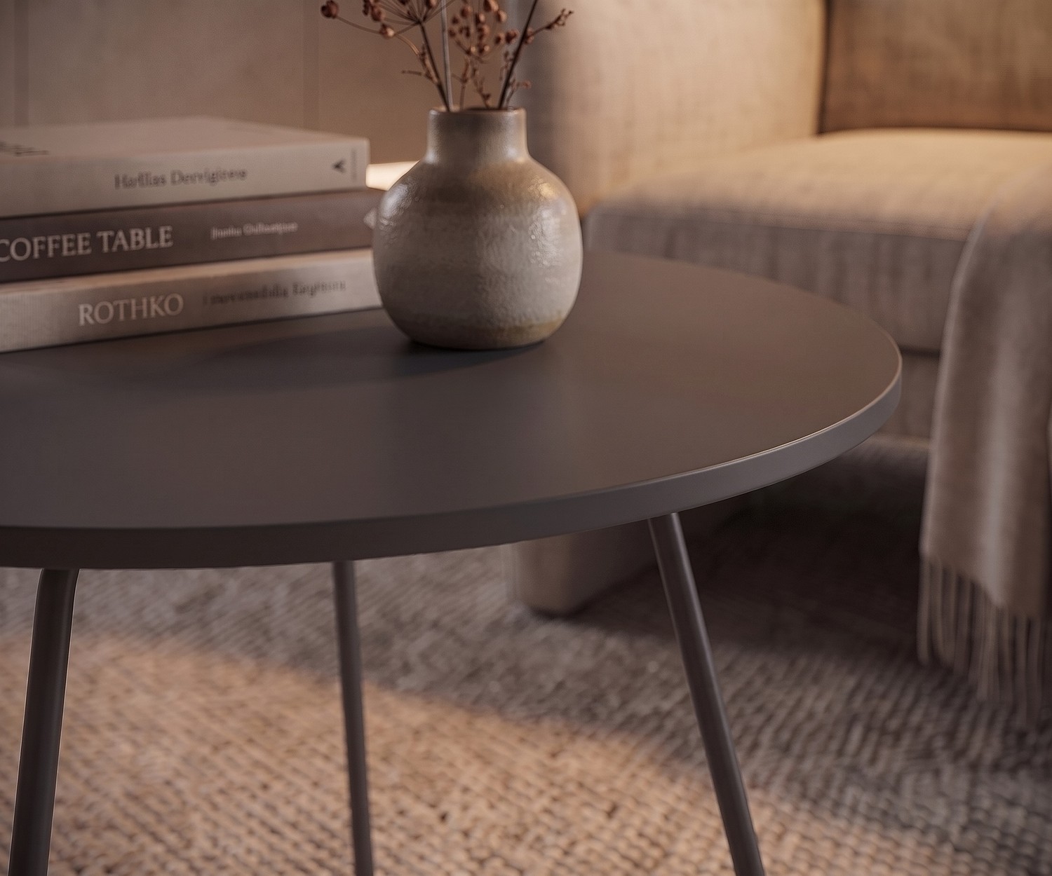 Ronde Novamobili Orbis bijzettafel in grijs Novamobili bijzettafel Orbis in de woonkamer. Ronde grijze salontafel naast een fauteuil met boeken en vaas.