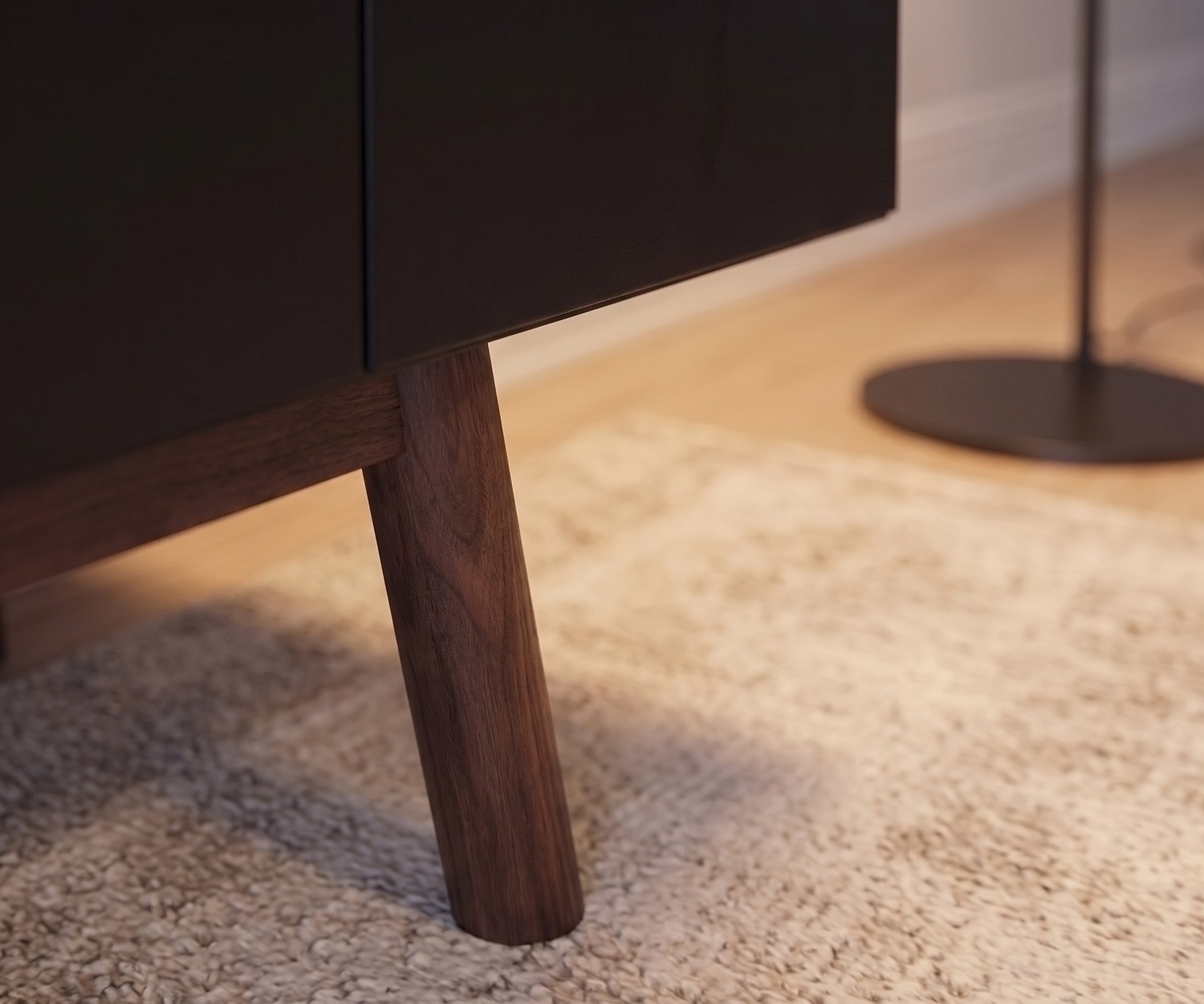 al2 Design TV-meubel MOS-I-KO detail TV-meubel MOS-I-KO 005 B voor de woonkamer: detail van de massief houten poot en het matzwarte retro design.