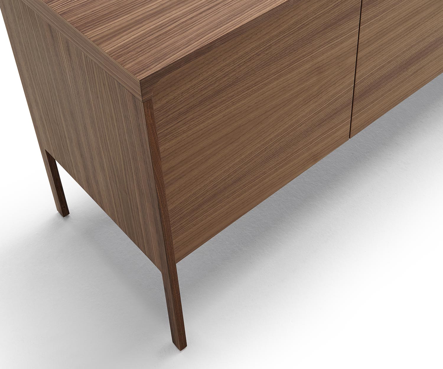 Punt Design dressoir Romp van tactiel notenhout Detail van randen en poten Punt Design dressoir Romp van tactiel notenhout Detail van randen en poten