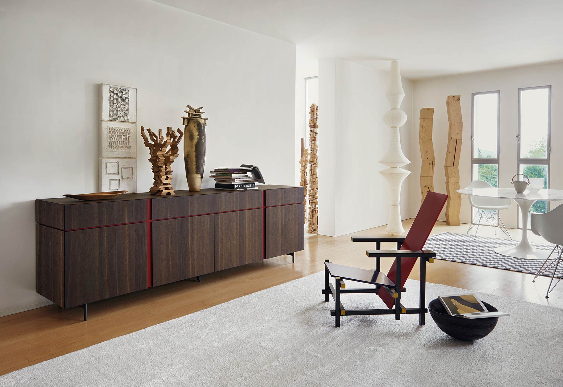 Design houten dressoir met rode koof