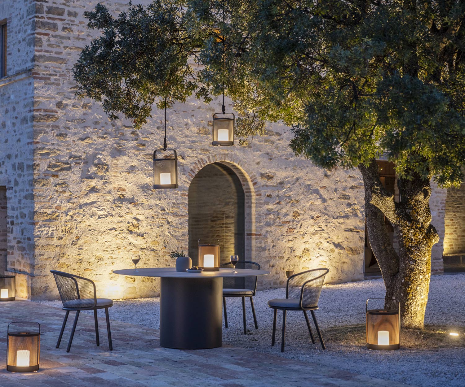 Avondsfeer in een verlichte ambiance met de Branta eettafel Avondsfeer in een verlichte ambiance met de Branta eettafel