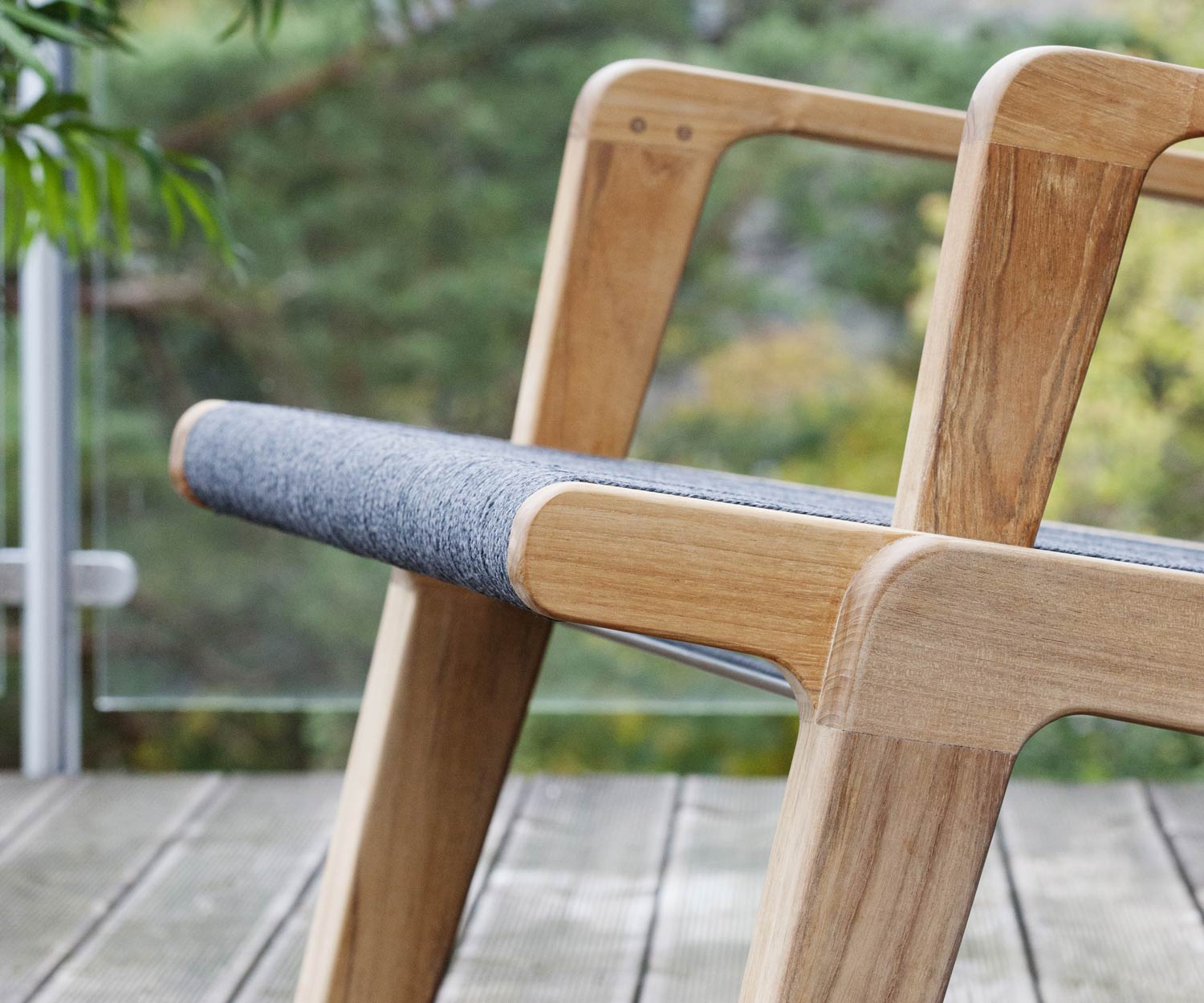 Oasiq Skagen design ligstoel van teakhout met grijze touwbekleding en krukje