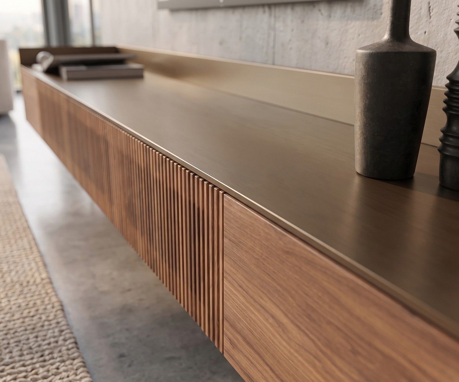 Punt Stockholm Slim zwevend tv-meubel van hout met gouden top in een modern interieur.