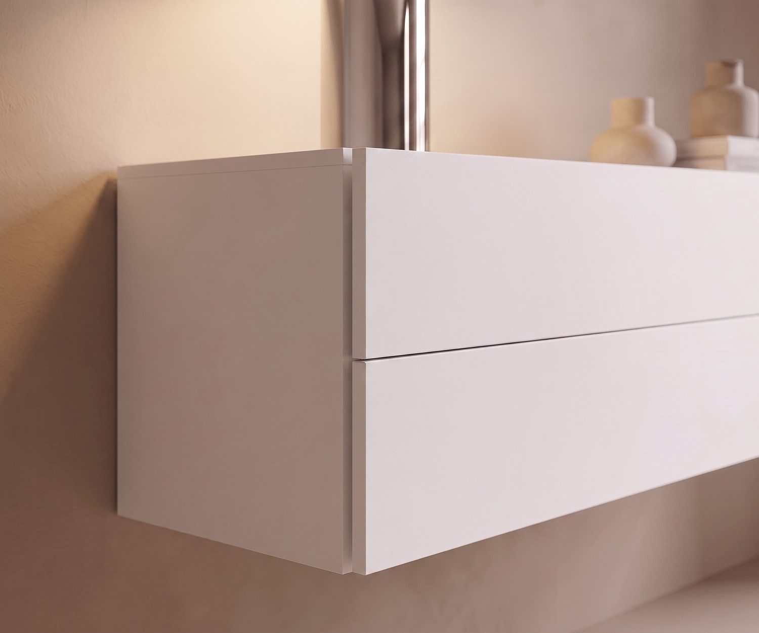 Novamobili Easy zwevende ladekast Novamobili Easy zwevend dressoir met 2 laden in de hal onder een ronde spiegel met een moderne designlamp.